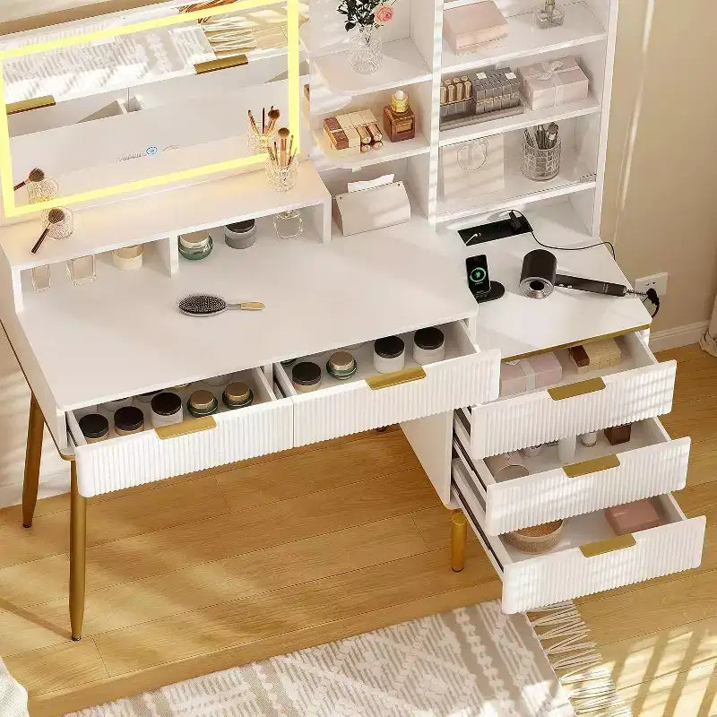 Coiffeuse cannelée Acekool avec miroir, 5 tiroirs, étagères en verre, éclairage réglable, ports de charge, table de chevet de chambre à coucher, couleur bois, 45 pouces