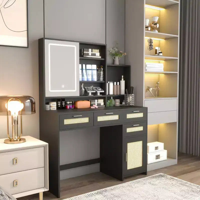 Coiffeuse moderne Okak avec miroir, bureau de maquillage avec 4 tiroirs, 1 placard et étagères, table de toilette décorative en rotin pour chambre à coucher