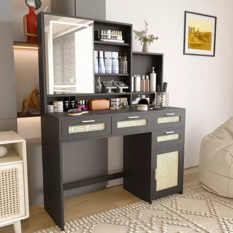 Coiffeuse moderne Okak avec miroir, bureau de maquillage avec 4 tiroirs, 1 placard et étagères, table de toilette décorative en rotin pour chambre à coucher