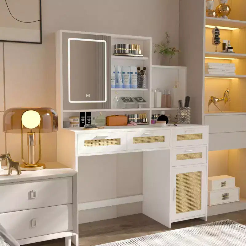 Coiffeuse moderne Okak avec miroir, bureau de maquillage avec 4 tiroirs, 1 placard et étagères, table de toilette décorative en rotin pour chambre à coucher