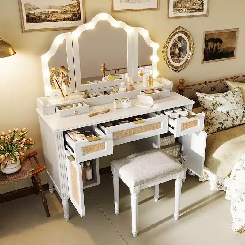 Coiffeuse avec 13 ampoules, miroir triptyque, station de charge et tiroirs de rangement, blanc - ModernLuxe