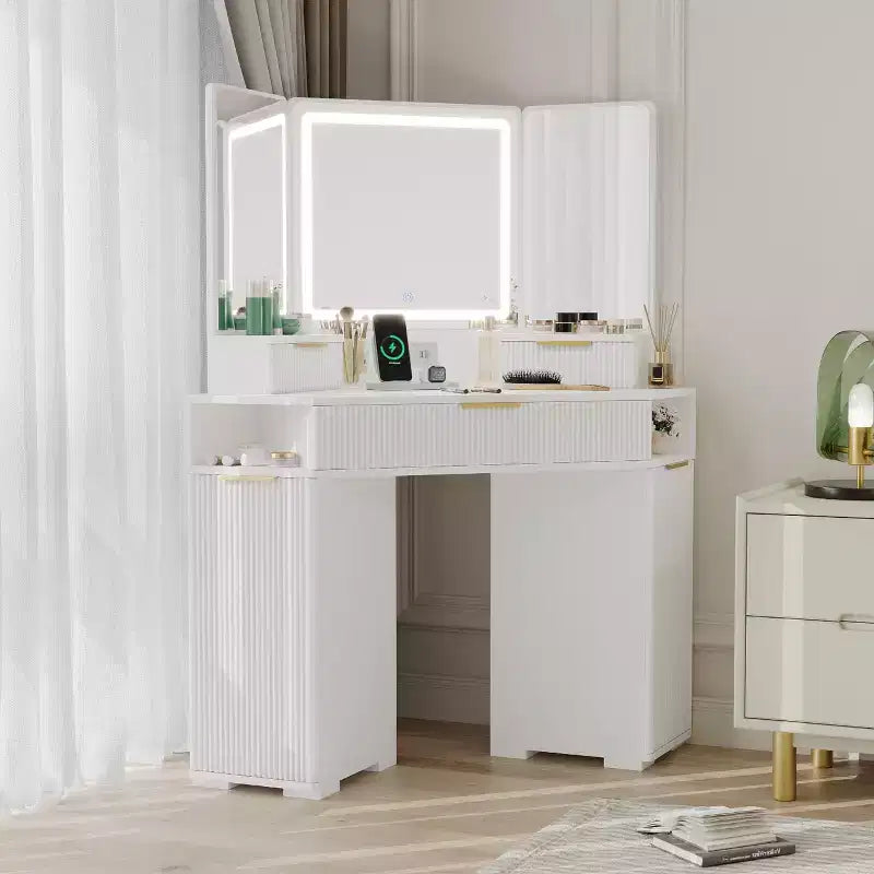 Coiffeuse d'angle avec miroir lumineux et station de charge, design cannelé, 3 tiroirs, placards, étagères ouvertes, table de maquillage en bois pour chambre à coucher