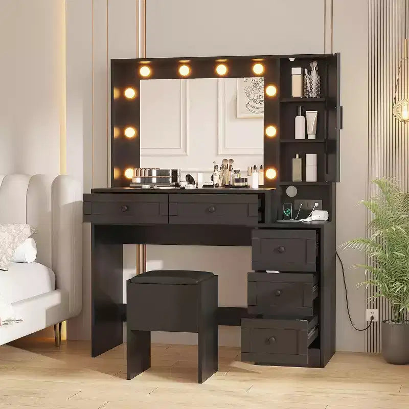 Coiffeuse élégante avec lumières LED intégrées au miroir, tabouret assorti et station de recharge, dotée de plusieurs tiroirs et étagères de rangement.