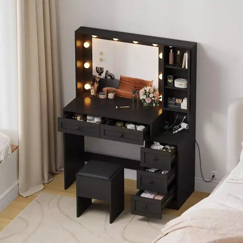 Coiffeuse élégante avec lumières LED intégrées au miroir, tabouret assorti et station de recharge, dotée de plusieurs tiroirs et étagères de rangement.