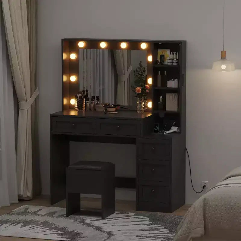 Coiffeuse élégante avec lumières LED intégrées au miroir, tabouret assorti et station de recharge, dotée de plusieurs tiroirs et étagères de rangement.