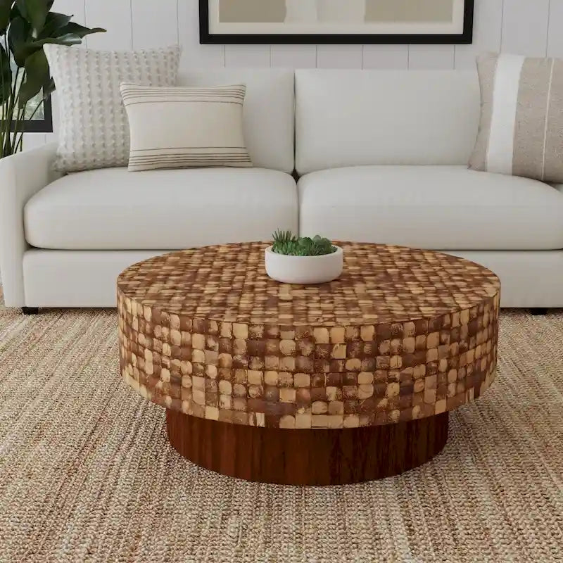 Table basse ronde sur pied Mila en coquille de noix de coco par East at Main