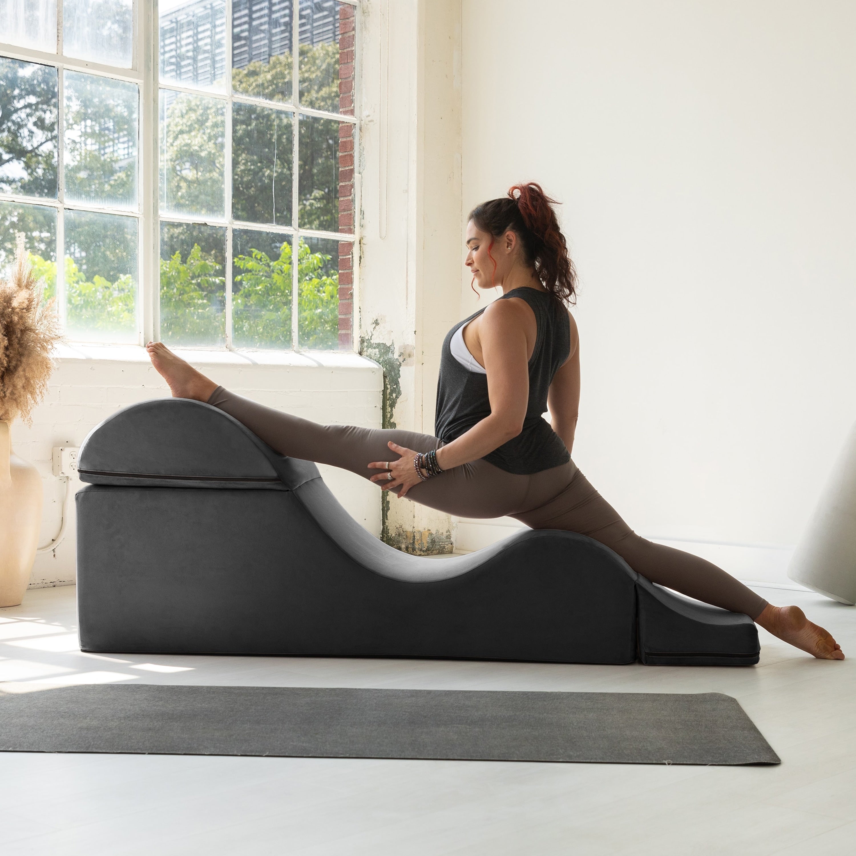 Chaise longue convertible Avana Kami / Yoga et massage - Pouf 2 en 1 avec fauteuil de yoga dépliable dissimulé, Microvelours - Non disponible